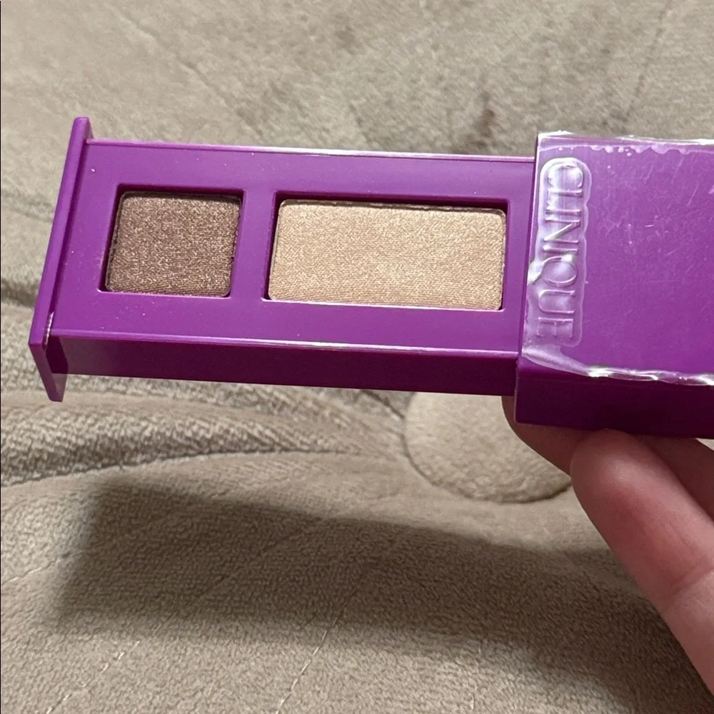 Clinique Dual-Tone Eyeshadow in “01 LIKE MINK” New